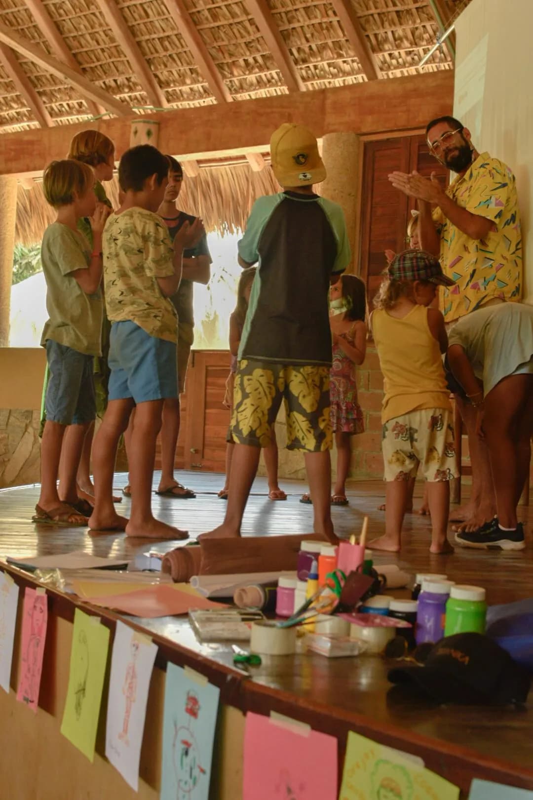 Personas compartiendo en un espacio de bienestar