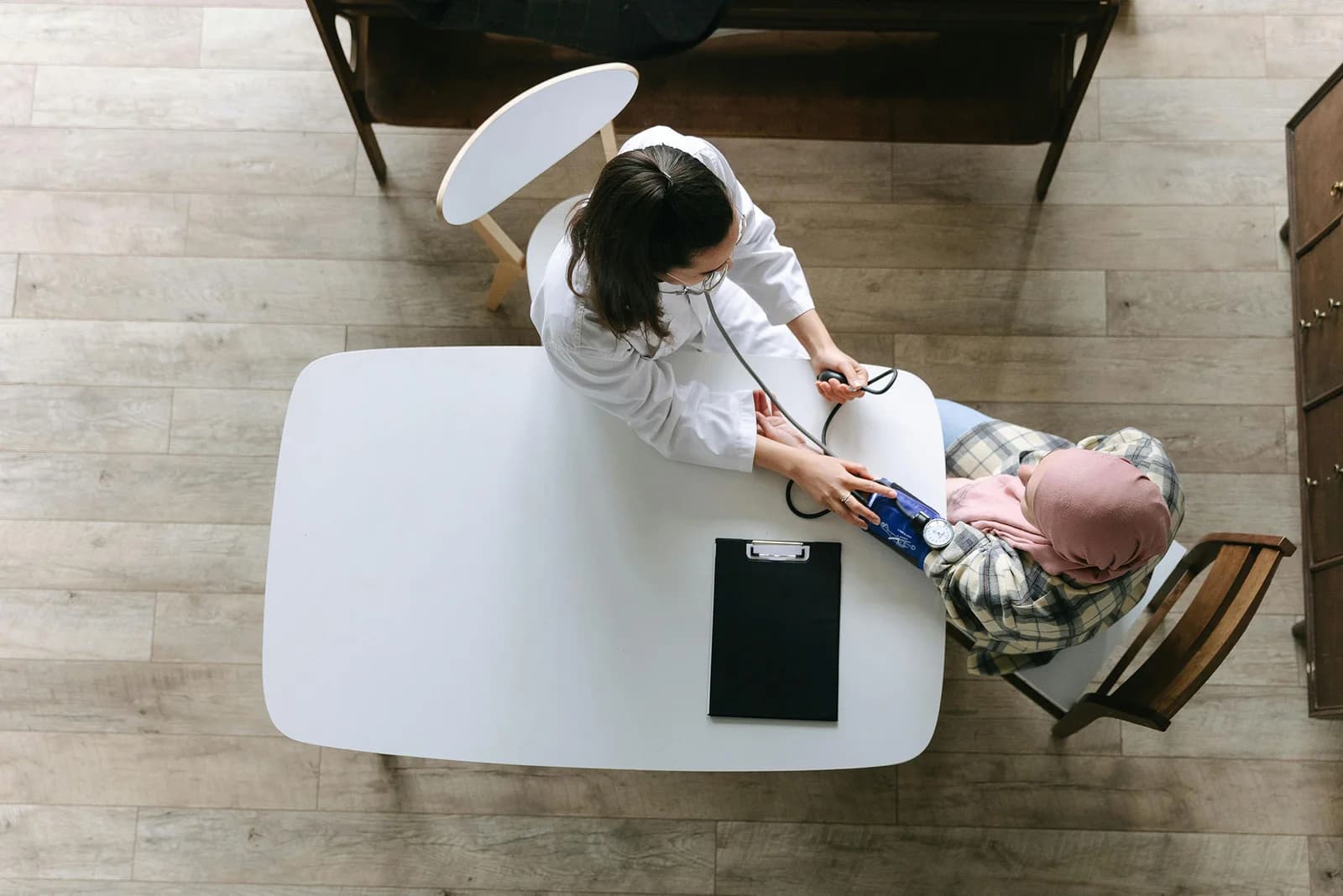 Equipo de salud atendiendo en consultorio